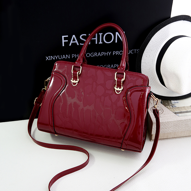 Полиуретан для сумки guess: что это за материал и какие его преимущества