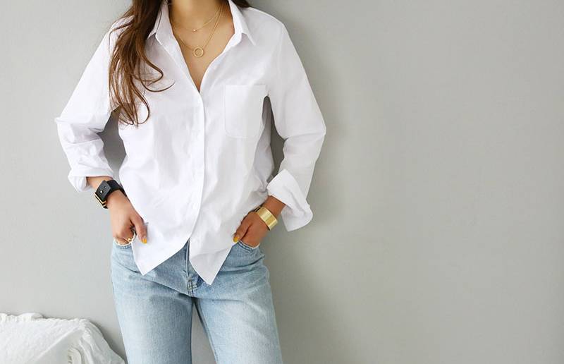 Новый взгляд на белую рубашку. 12 образов, которые омолодят женщин 50+