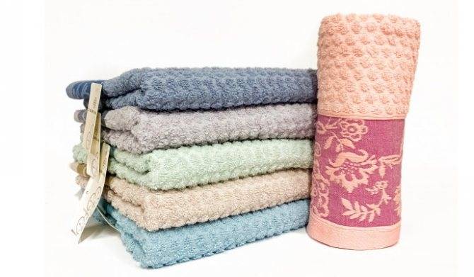 4 несколько полотенцев. Разновидности полотенец. Полотенце в виде полотенчика. Как правильно выбрать махровое полотенце. Как выбрать полотенце махровое по впитываемости правильно.