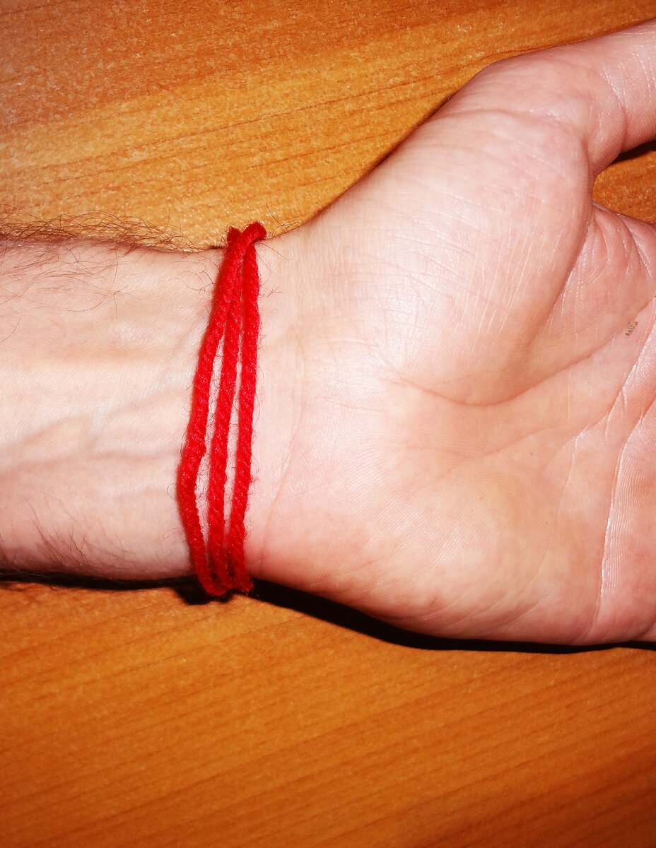 Как правильно завязать красную нить на запястье: видео о том, для чего носят нитку и на какой руке нужно завязывать, сколько узелков и что говорить, когда завязываешь