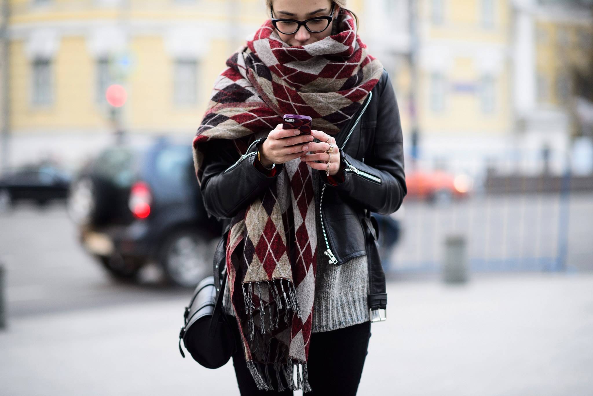 9 способов носить шарф с курткой (и не только) на все случаи жизни
