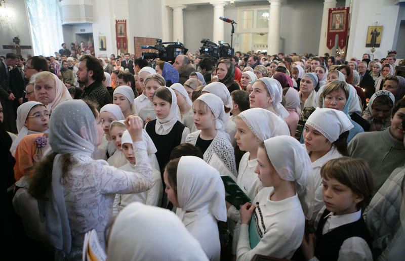 Можно ли в церковь в шапке женщине