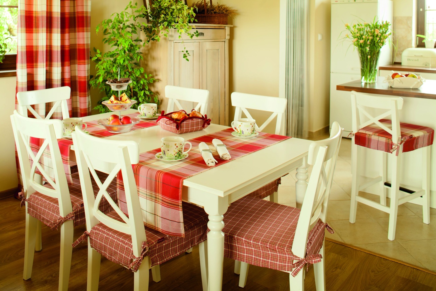стол и стулья в стиле прованс для кухни