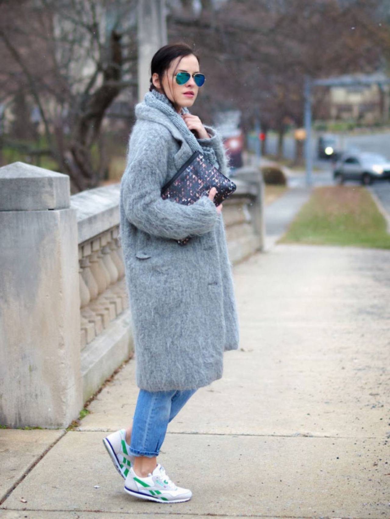 Как носить пальто с кроссовками: 24 стильных варианта