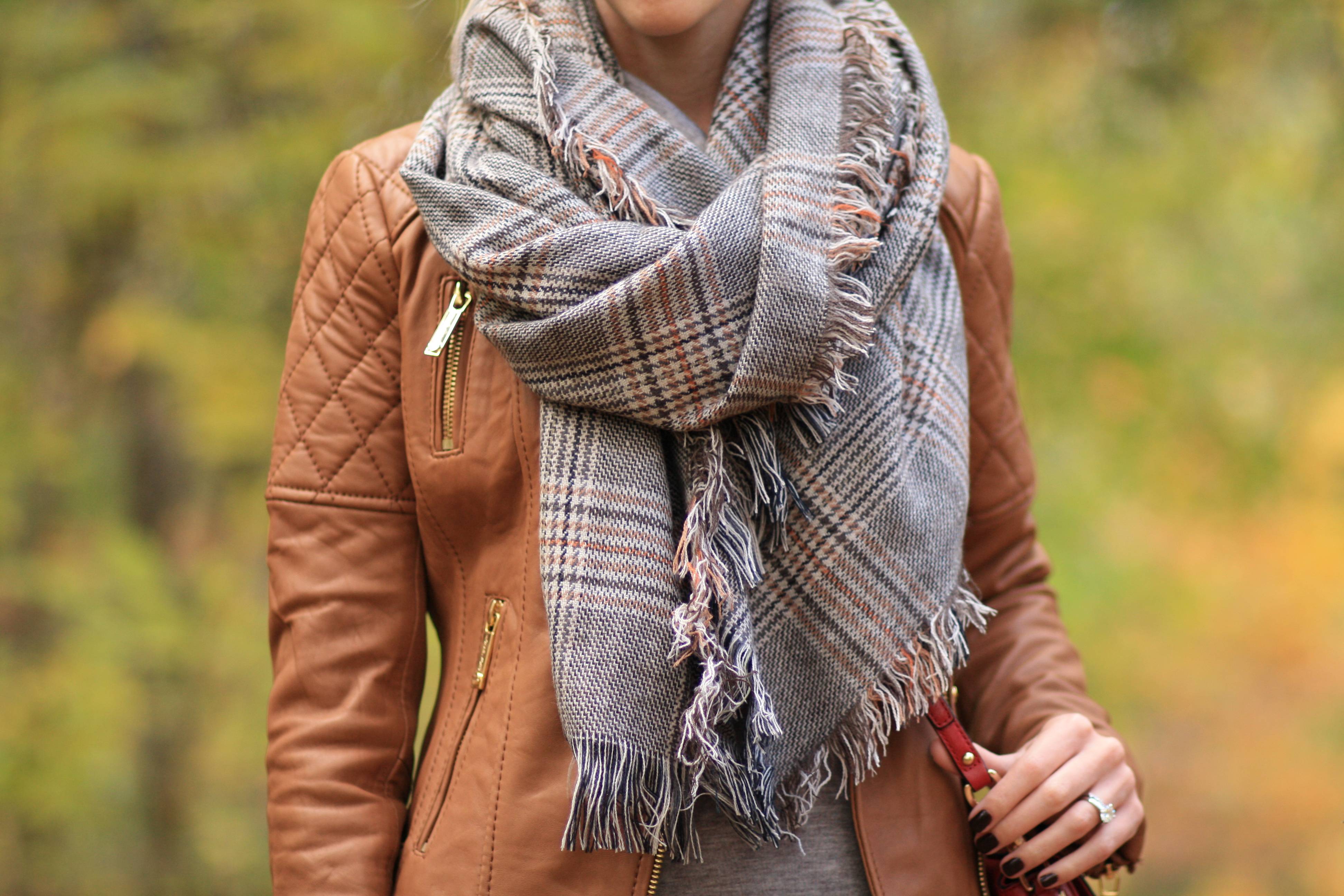 Модные шарфы вязаные, женские снуды осень 2022 зима 2022, как стильно завязать платок и палантин на шее