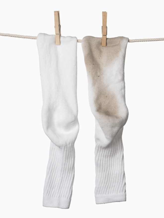 Чем отстирать белые носки от черноты. Постиранные носки. Носки сушатся. Белые носки стирать. Белые носки сушатся.