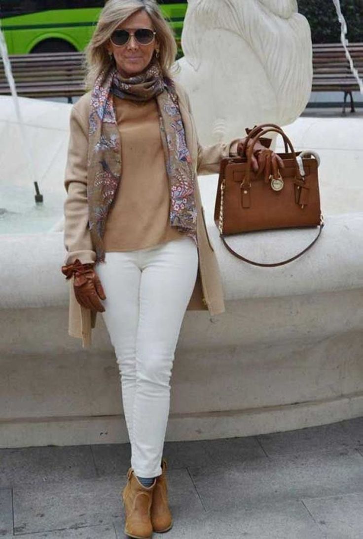 7 образов с белыми джинсами для женщин 50+, чтобы выглядеть стильно весной 2022, несмотря ни на какие тренды