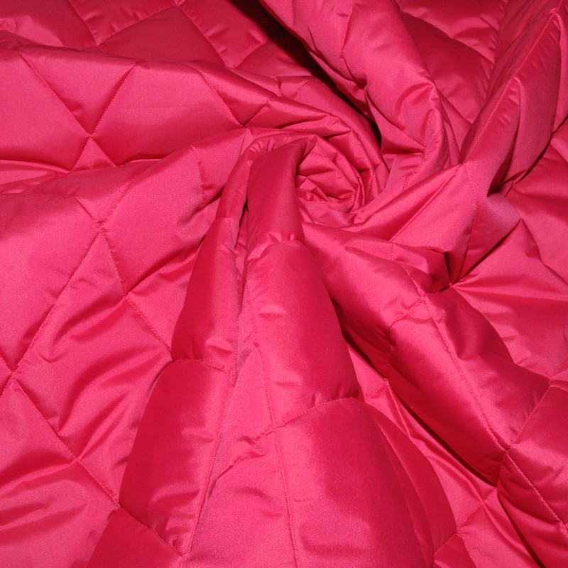 Плащевая ткань — устойчивая к влаге, используется для пошива курток, плащей, пальто