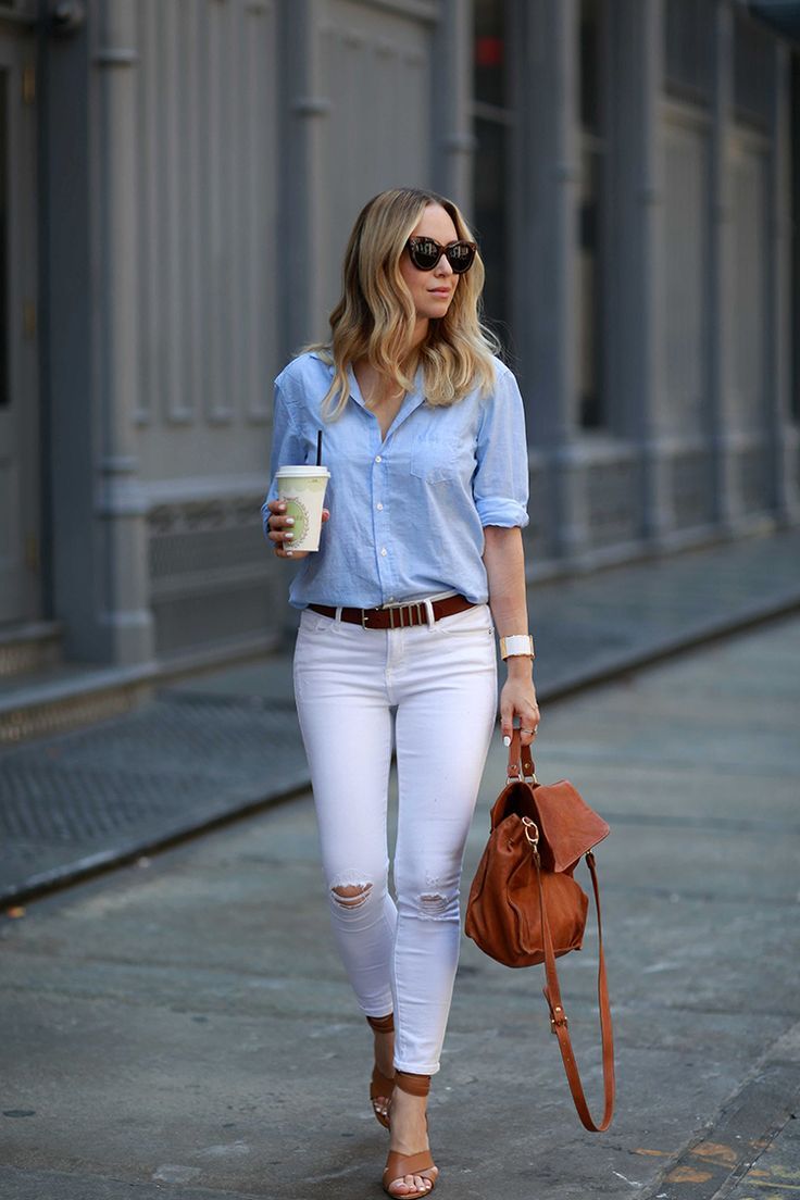 Лук с белыми джинсами