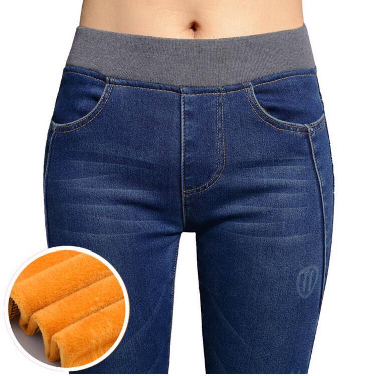 Выбираем утепленные джинсы, оставляем модные женские сеты с ними
