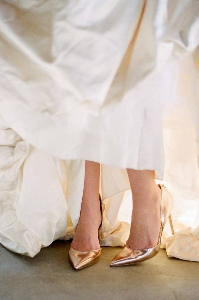 Как выбрать обувь под свадебное платье: советы и модные идеи