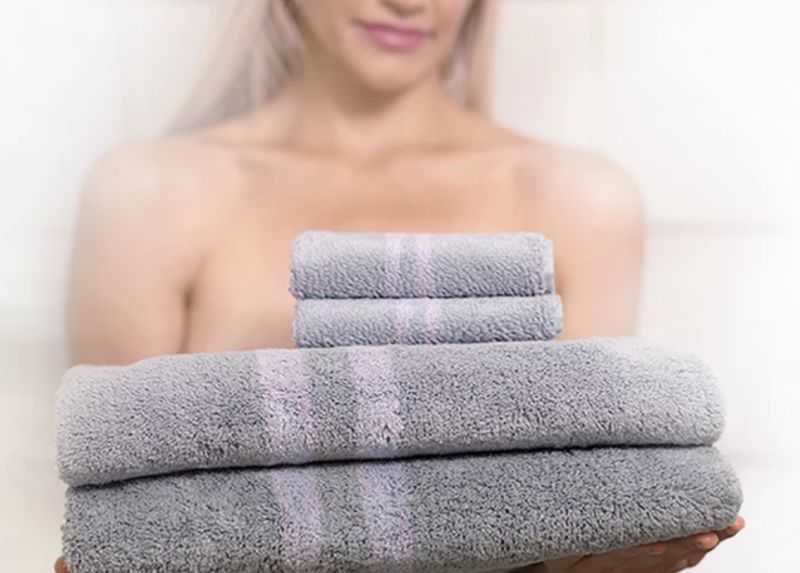 Поменять полотенце. Полотенце для интимной гигиены. Махровые полотенца микробы. Полотенце хорошо впитывает. Банное полотенце в руках.