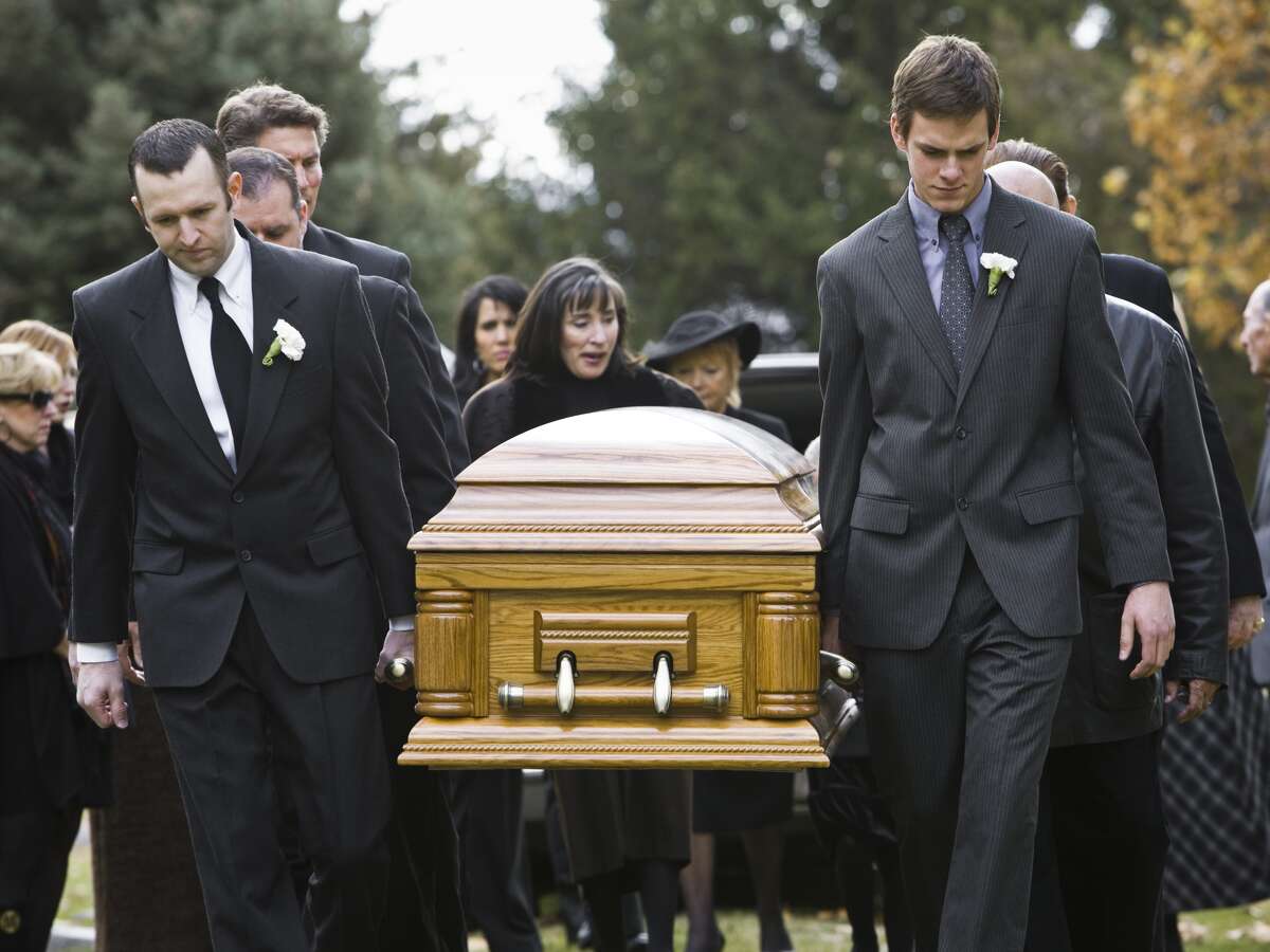 Приметы на похоронах: что можно и нельзя делать во время и после похорон