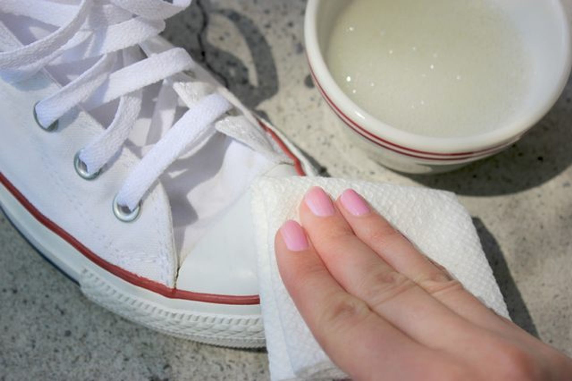 Чем можно почистить подошву. Отбеливание белых кроссовок. Белые пятна на кроссовках. Испачканные белые кроссовки. Отбелить кроссовки белые.