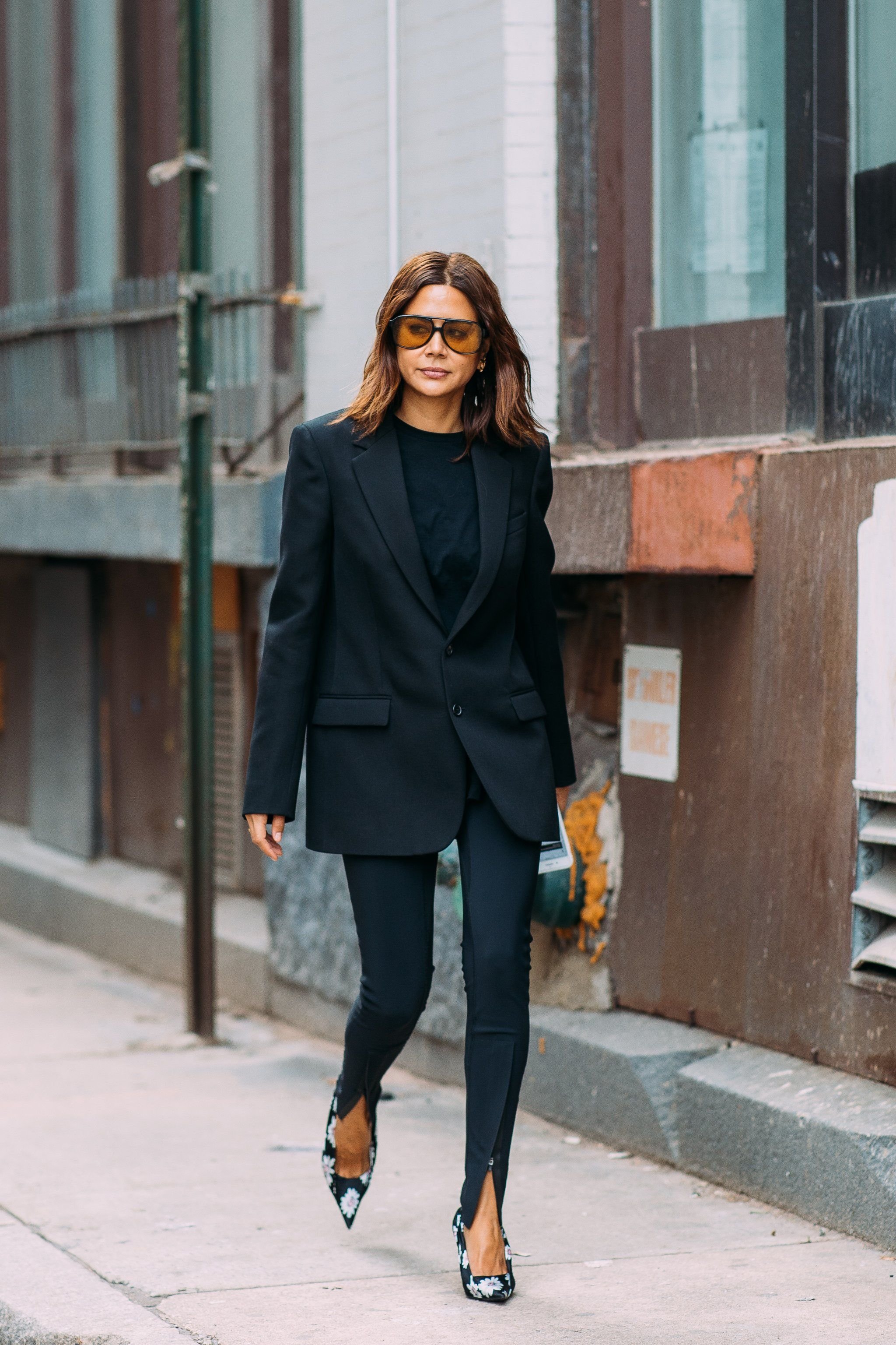 С чем носить женский чёрный пиджак: модели, материалы, критерии выбора