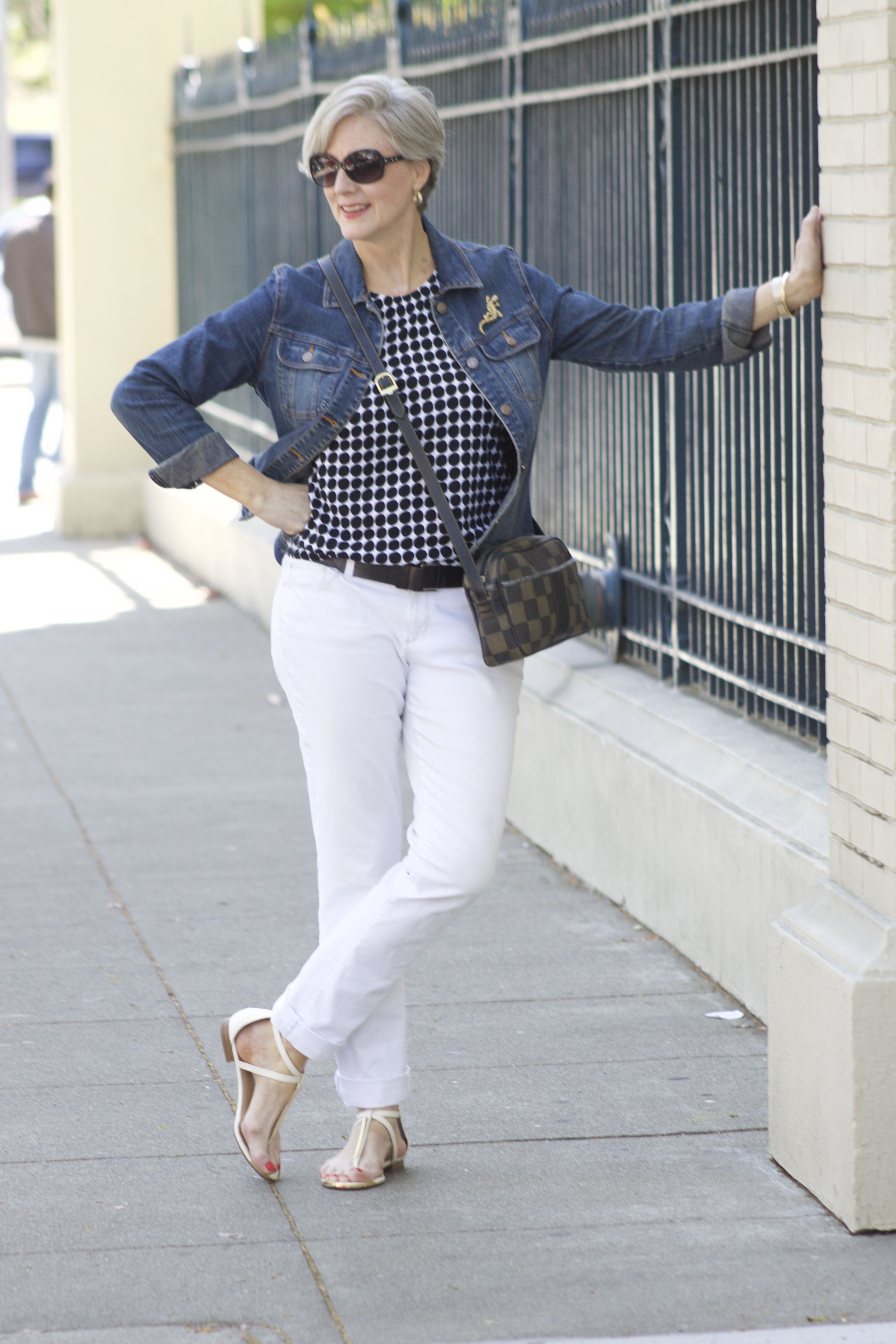 Как и с чем носить женские белые джинсы: интересные идеи