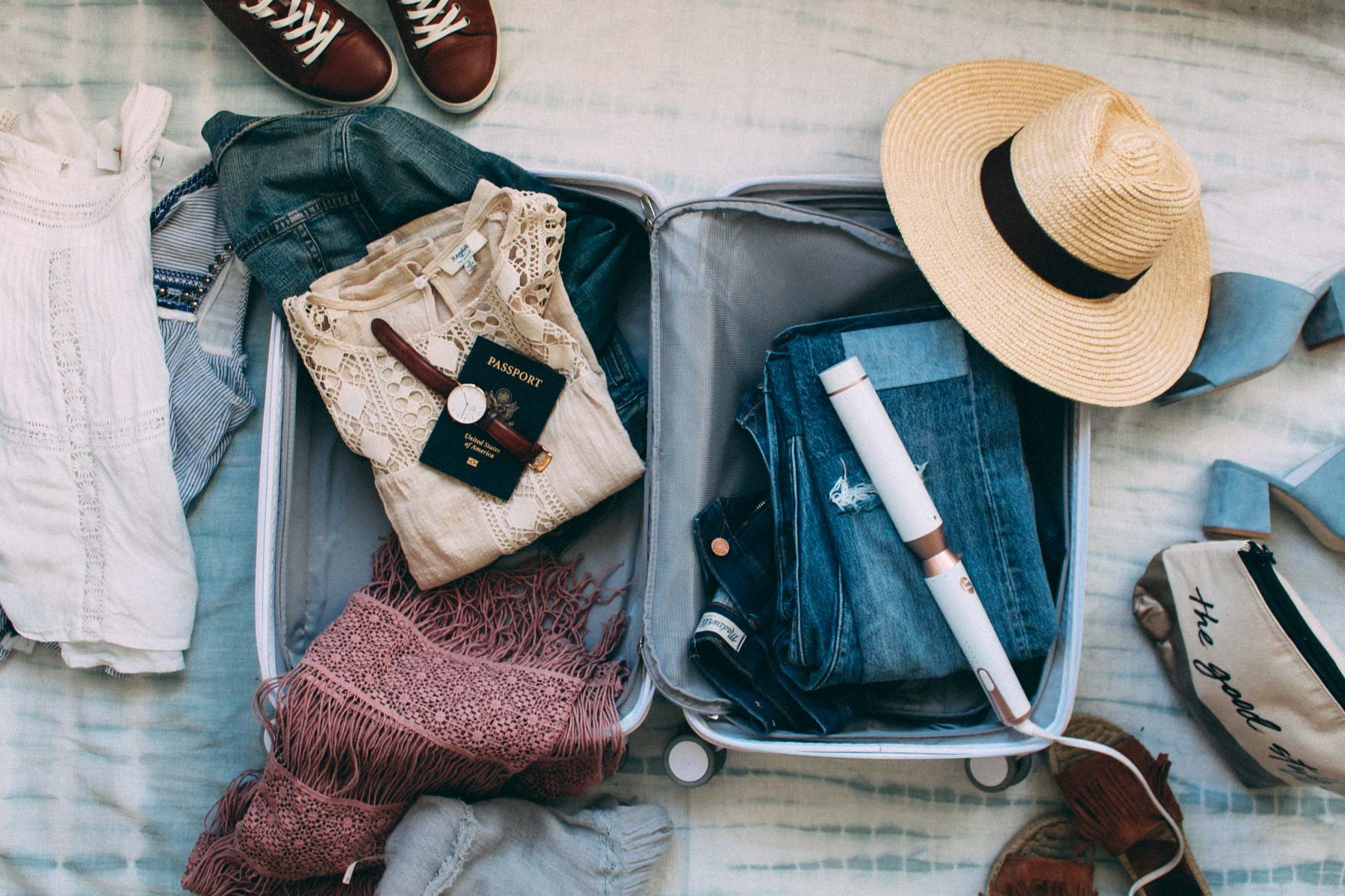 Все вещи 1 моря. Вещи в путешествие. Собранные вещи. Собранные чемоданы с вещами. Комплект вещей для путешествия.
