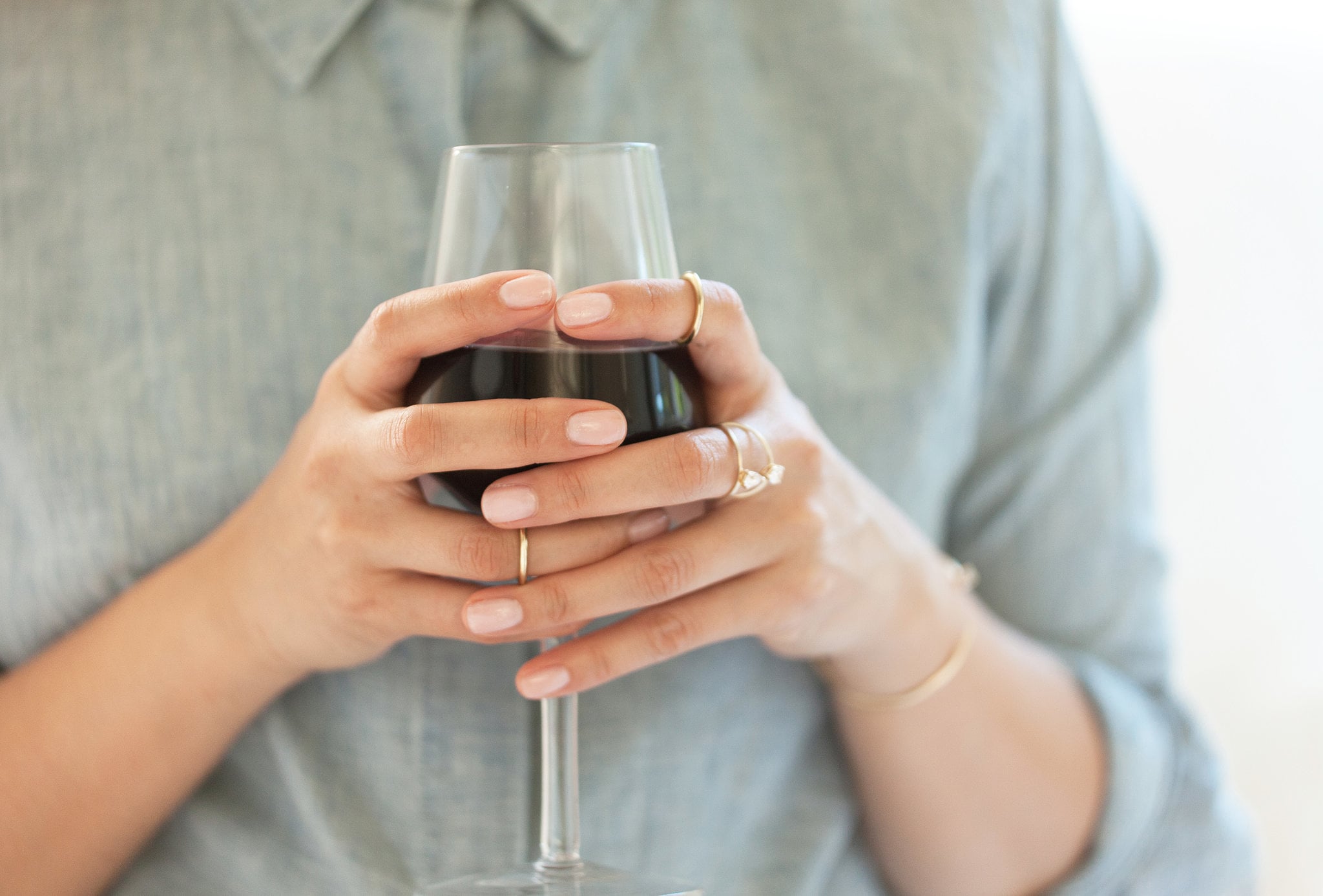 Как вывести пятна от красного вина с одежды?