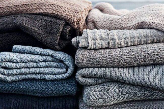 Разновидности вязаных свитеров для взрослых и детей, их преимущества