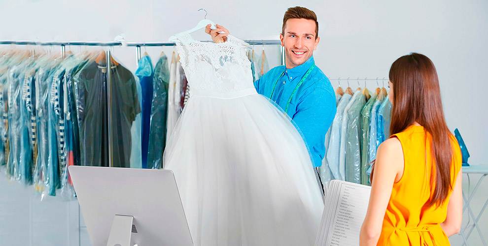 Как постирать свадебное платье в домашних условиях ?: можно ли стирать его в стиральной машине автомат, чем допустимо очищать атласную ткань или материал из фатина