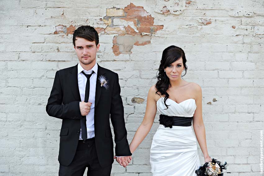 Невеста жениха книга. Жених и невеста в черном. Жених и невеста в белом. Невеста в черном жених в белом. Черное свадебное платье и жених.
