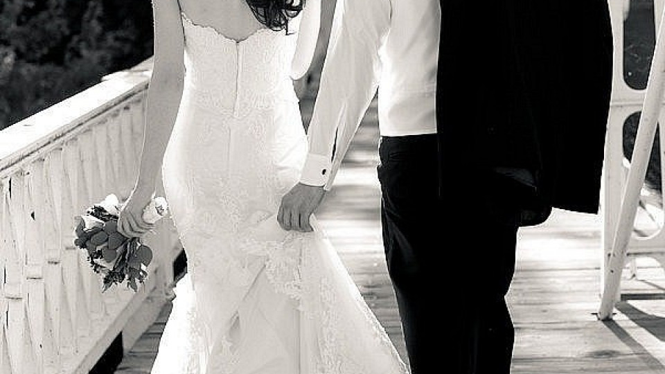 Стала твоей невестой. Жених и невеста со спины. Красивые пары в свадебных нарядах. Девушка в свадебном платье с женихом. Невеста со спины.