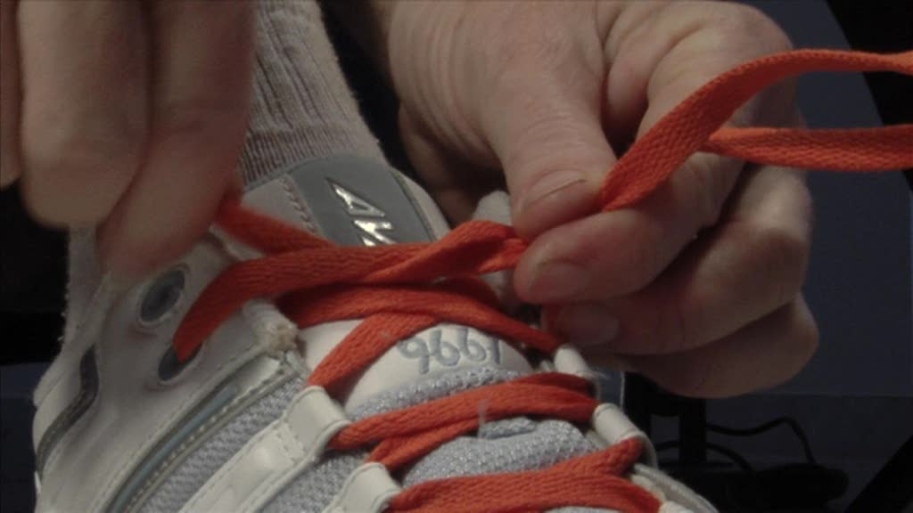 Как завязать кроссовки чтобы не развязывались. Способы завязывания шнурков. Шнурки развязались. Развязываются шнурки на обуви. Широкие шнурки.