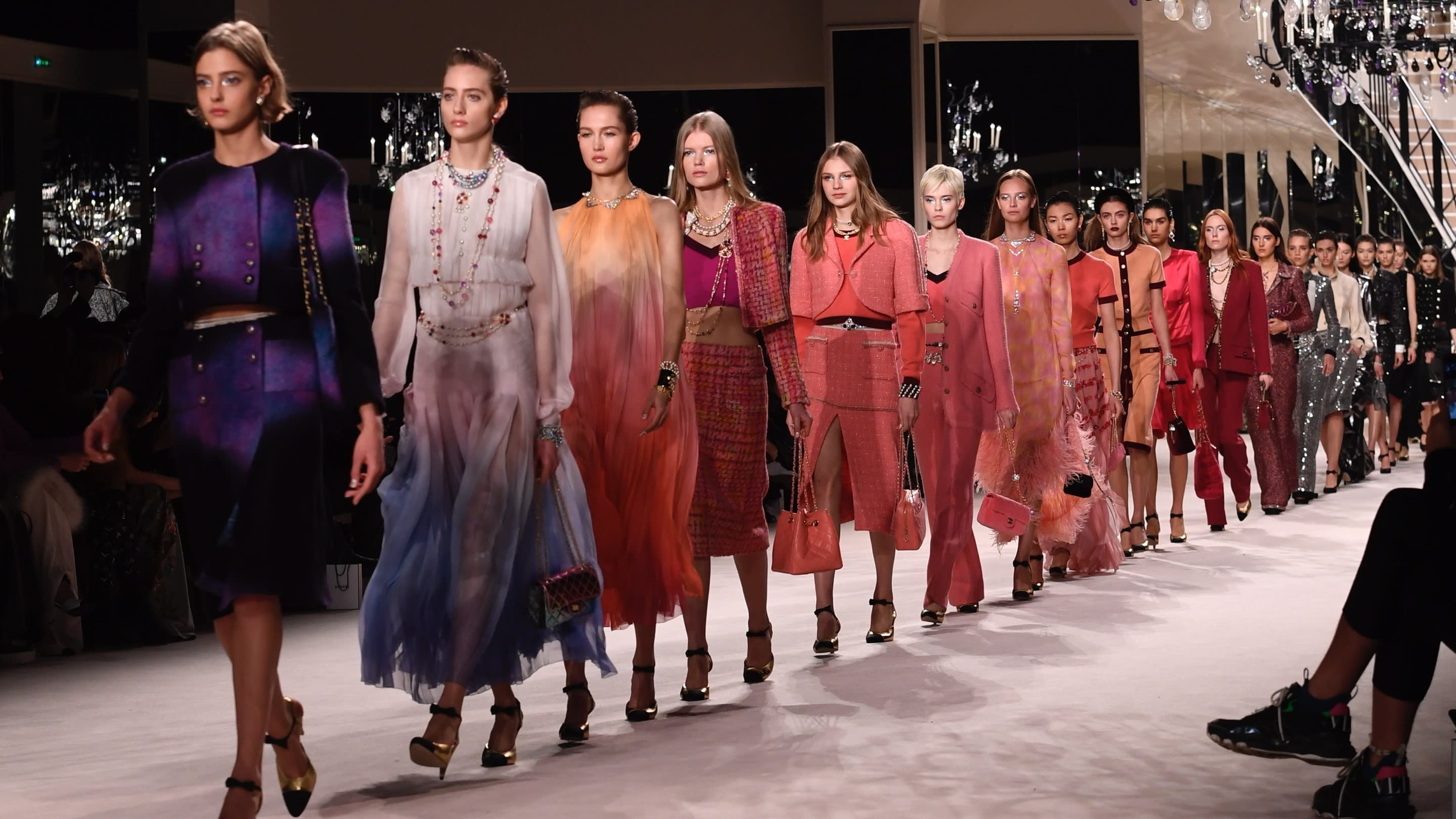 Ассоциация моды фонтейна занимается организацией модного показа. Chanel коллекция 2023. Модный дом Прада. Мода Шанель 2023. Показ Шанель.