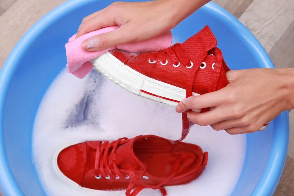 Кроссовки мыть можно. Стирка кроссовок. Ручная стирка кроссовок. Кроссовки в стиральной машине. Средство для мытья обуви.