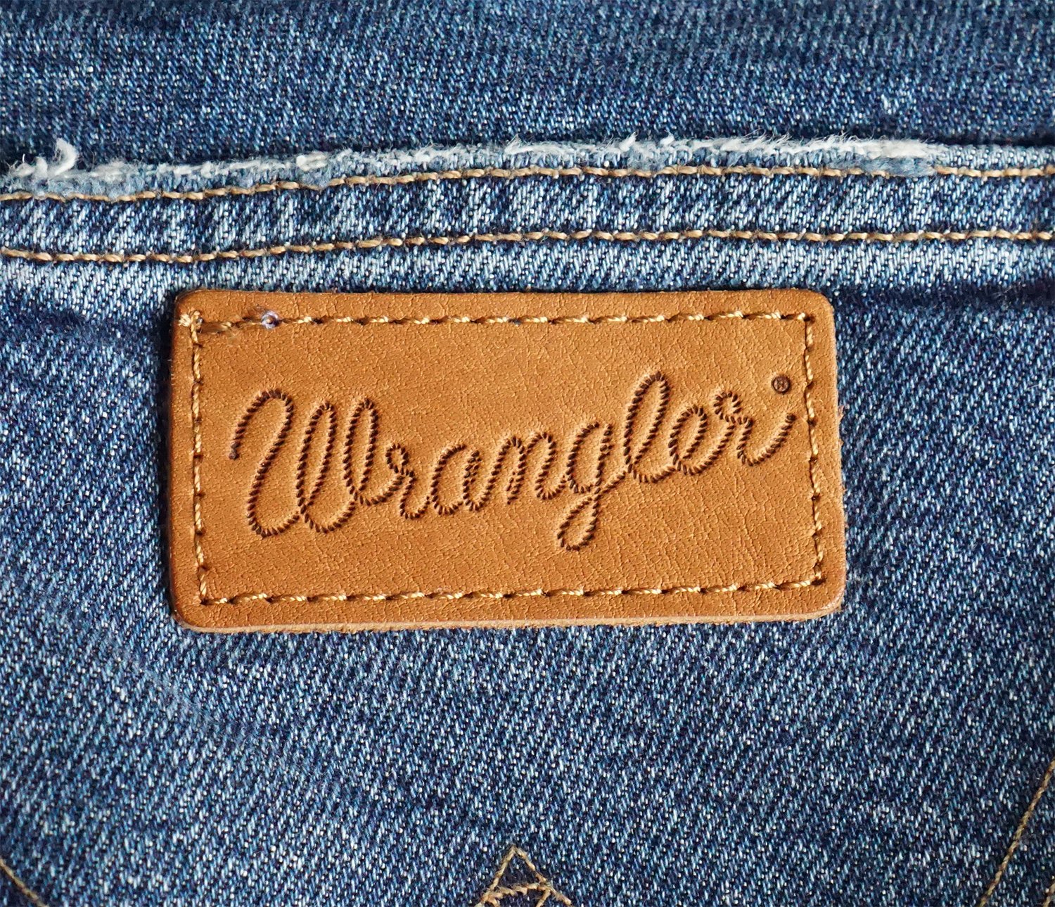 Лейбл на джинсах. Джинсы Вранглер Wrangler. Джинсы Lee Wrangler. Джинсы Монтана Левис Вранглер. Wrangler Jeans logo.