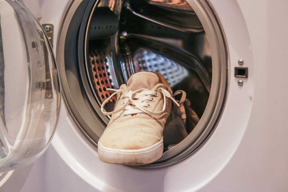 Какие кроссовки можно стирать в машине. Стиральная машина для обуви. Кроссовки в стиральной машине. Стирка кроссовок в стиральной машинке. Постирать кроссовки в стиральной машине.