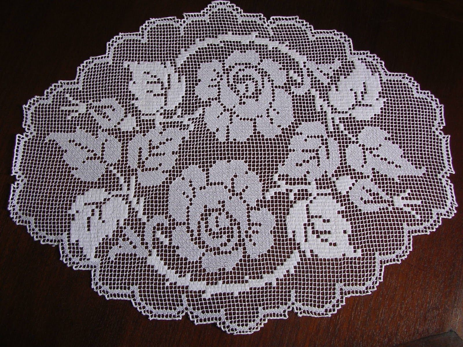 Салфетка крючком розами. Elegant Crochet Lace Doily 2014г.. Филейные салфетки. Филейная скатерть. Филейные салфетки крючком.