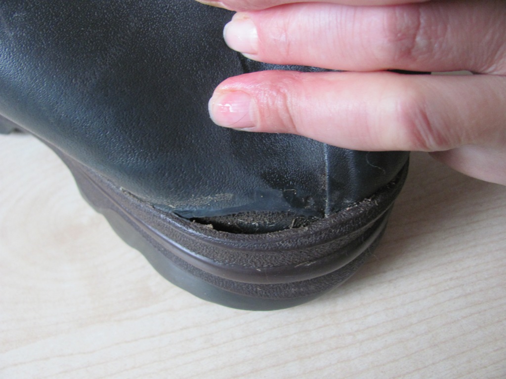 Как восстановить подошву обуви. Рваные резиновые сапоги. Дырявые резиновые сапоги. Резиновый сапог с лопнувшей подошвой. Подошва отклеилась на сапогах.