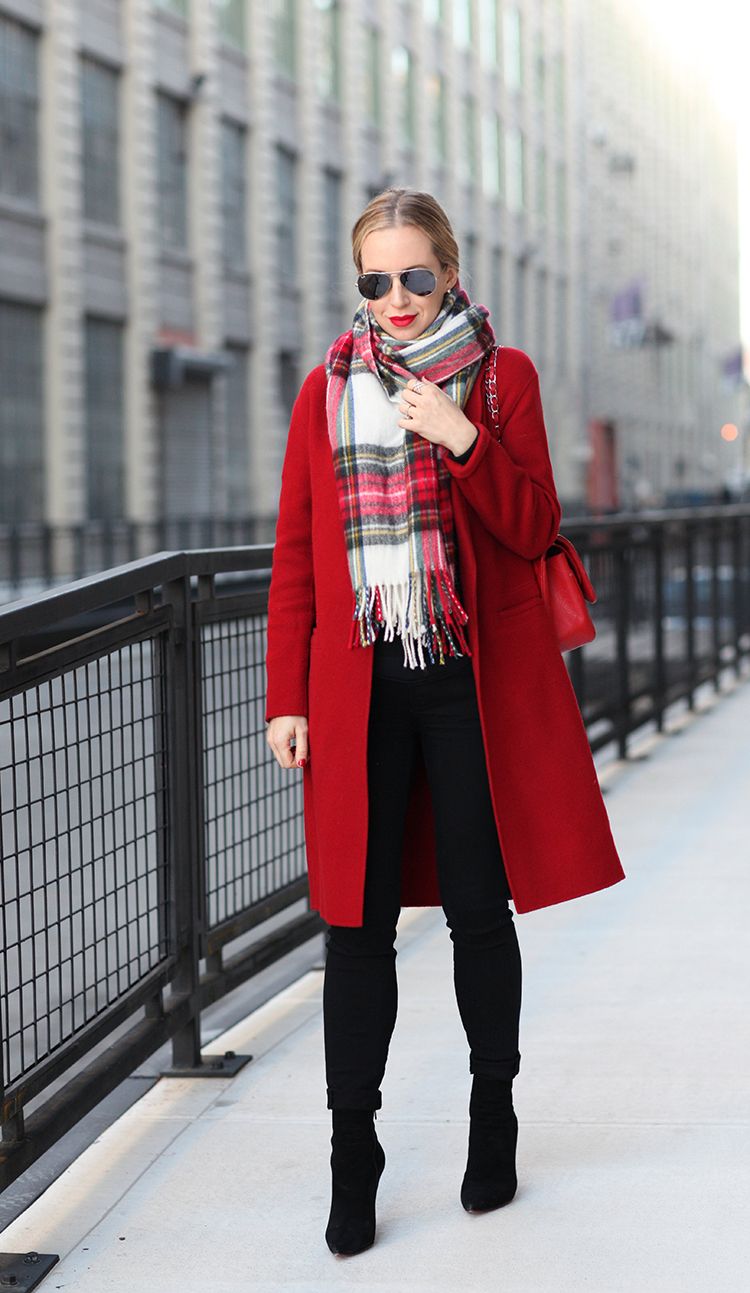 С чем носить женское красное пальто, фото