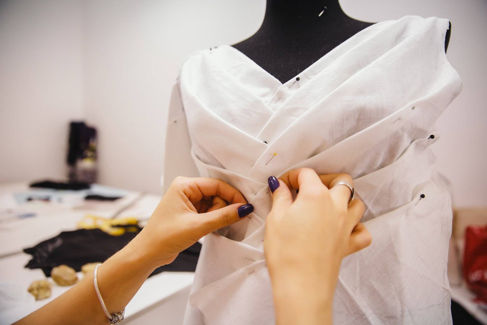 Платье пошив фабрика. Индивидуальный пошив. Пошив платья. Шитье одежды. Примерка платья в ателье.
