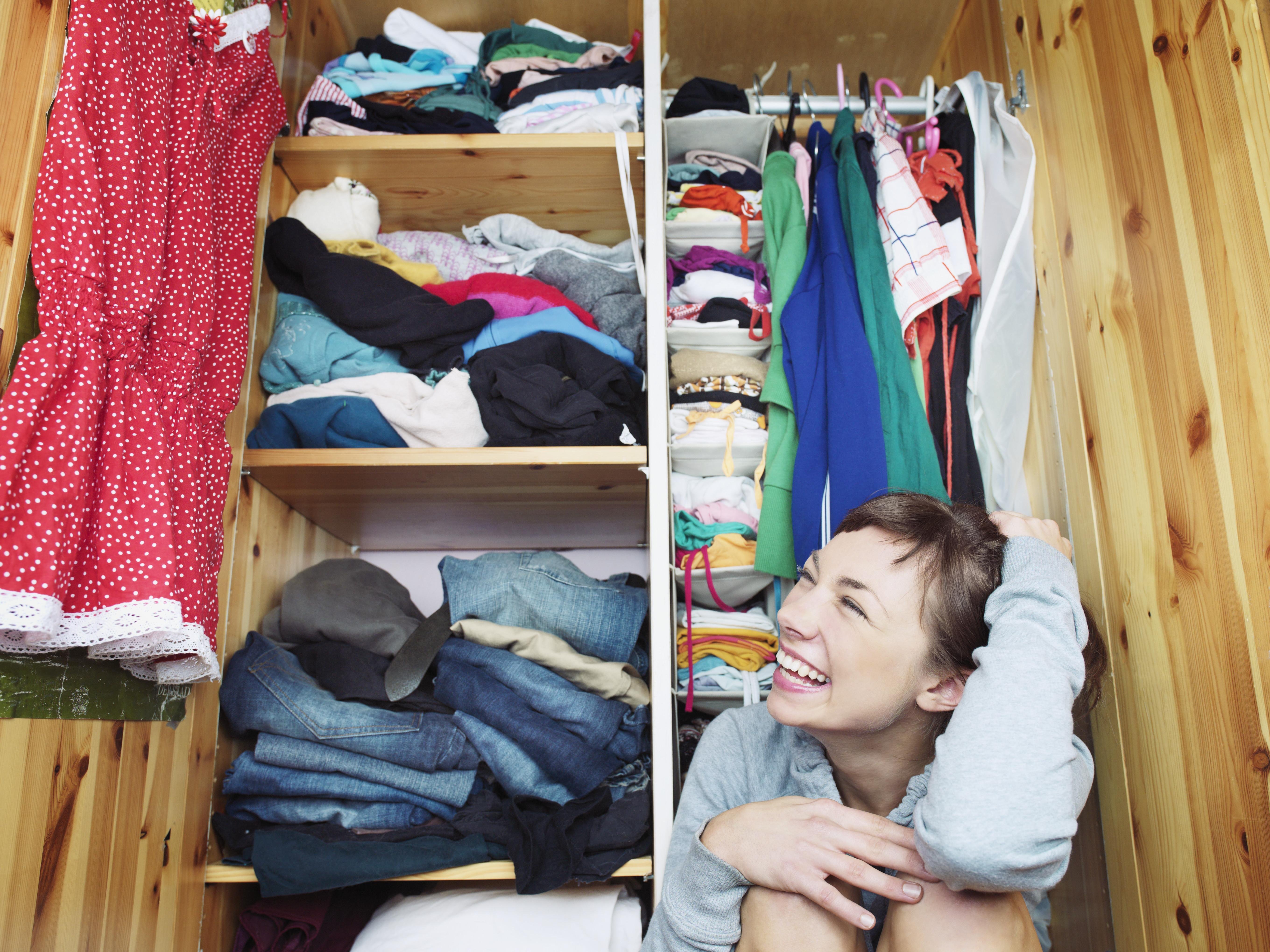 Выглядывают разбор. Шкаф для одежды. Хлам в шкафу. Переполненный шкаф с одеждой. Куча одежды.
