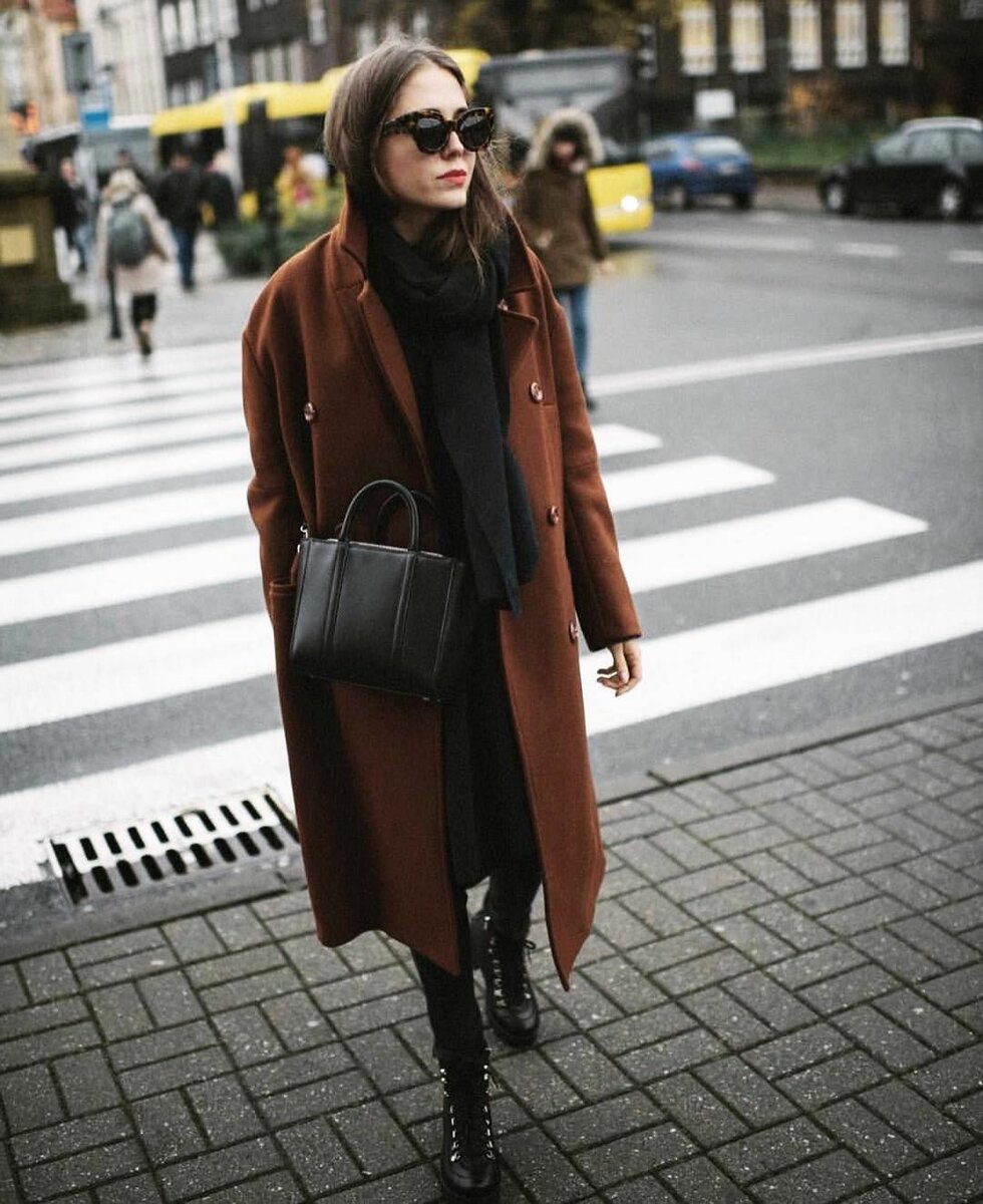 Образы с коричневым пальто. Коричневое пальто женское. Осенний женский образ. Уличная мода коричневый. Коричневый стрит стайл.