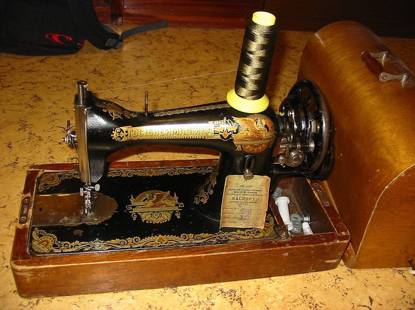 Швейная машинка с ручным приводом. Зингер Госшвеймашина. Госшвеймашина 15. Швейные машинки 1910 года. Машинка Зингер с ручным приводом.