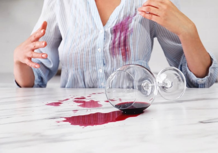 Как отстирать красное вино с белой одежды?
