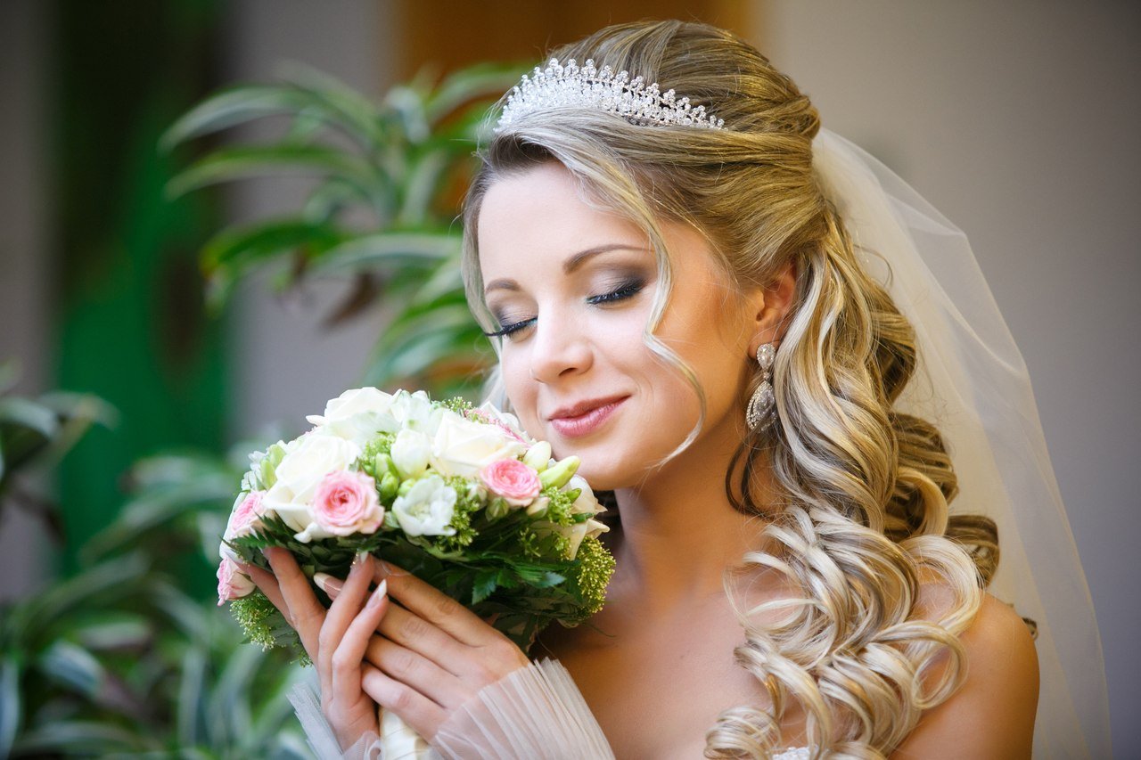 Свадебная прическа для невесты с диадемой и фатой