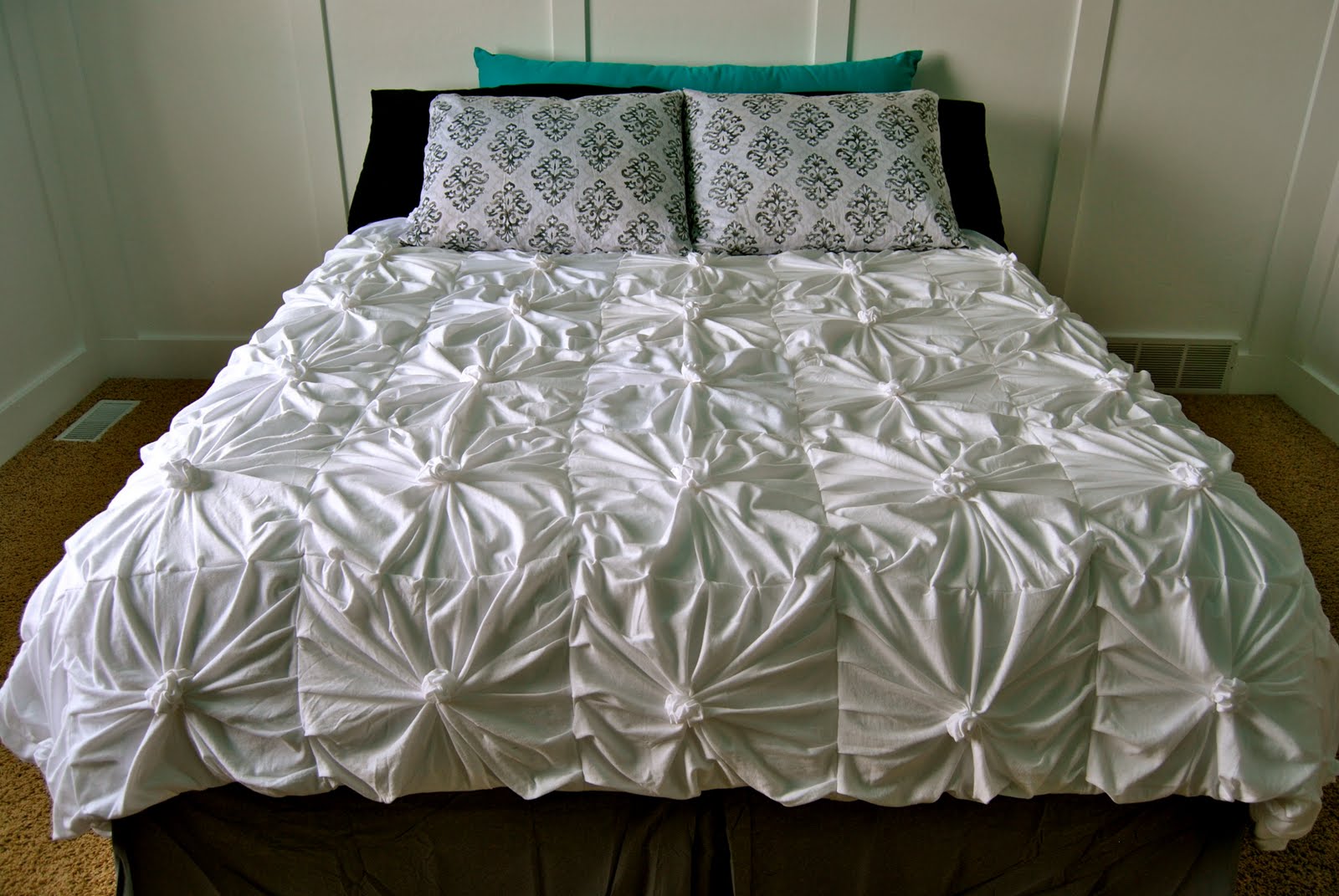 Самые простые покрывала. Покрывало. Покрывало на кровать. Накидка на кровать. Ткань для покрывала на кровать.