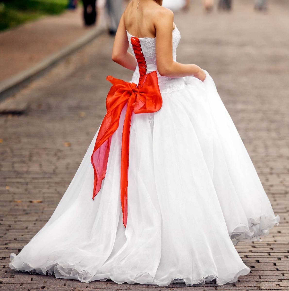 Роль и значение красной ленты на свадебном платье у мусульман