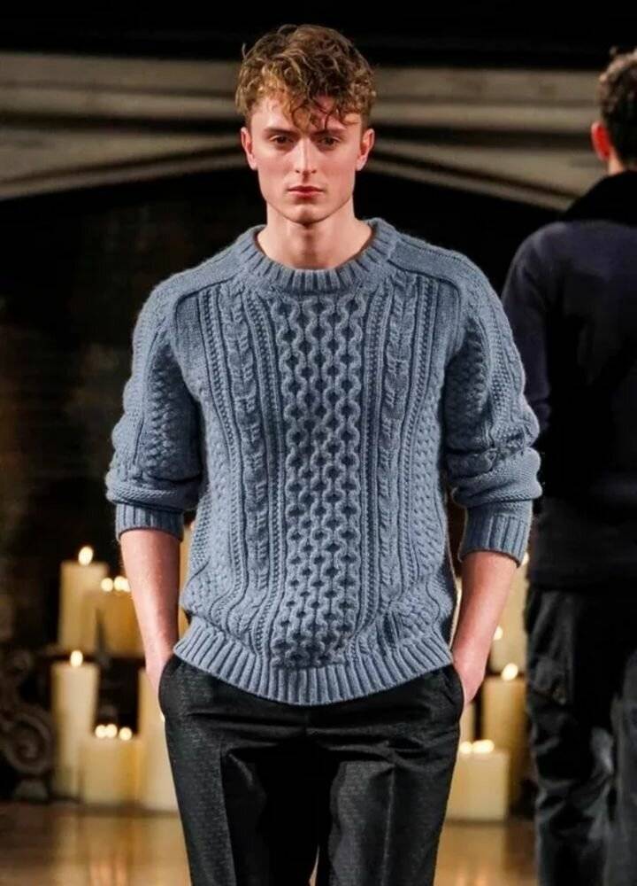 Мужские модели спицами. Джемпер мужской. Современный мужской пуловер. Вязаный мужской джемпер. Вязаные джемпера для мужчин.
