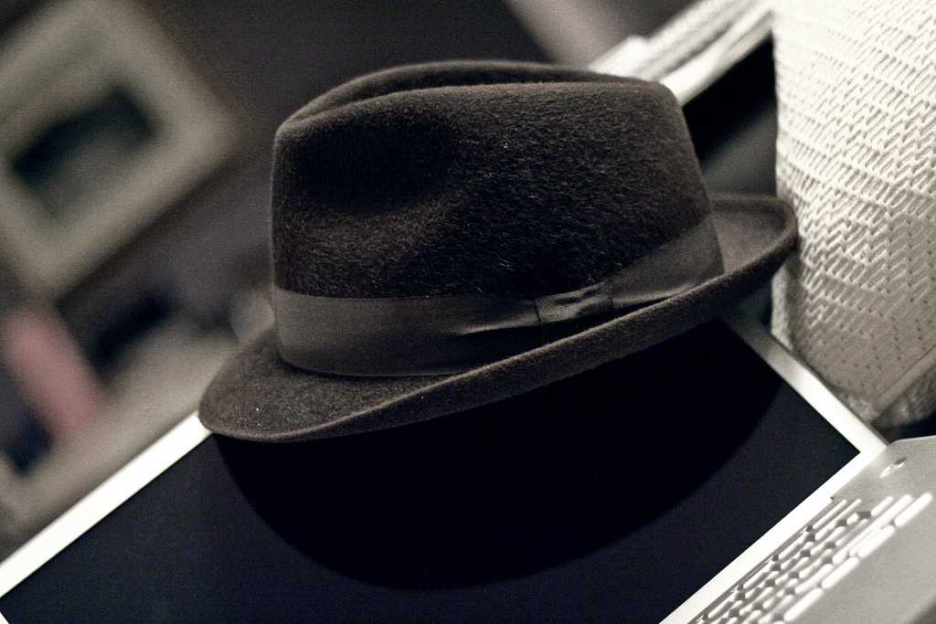 Как почистить шляпу. Способы чистки фетровой шляпы. Как чистить шляпу. Как почистить белую фетровую шляпу. Средство для чистки шляпы для мужчин.