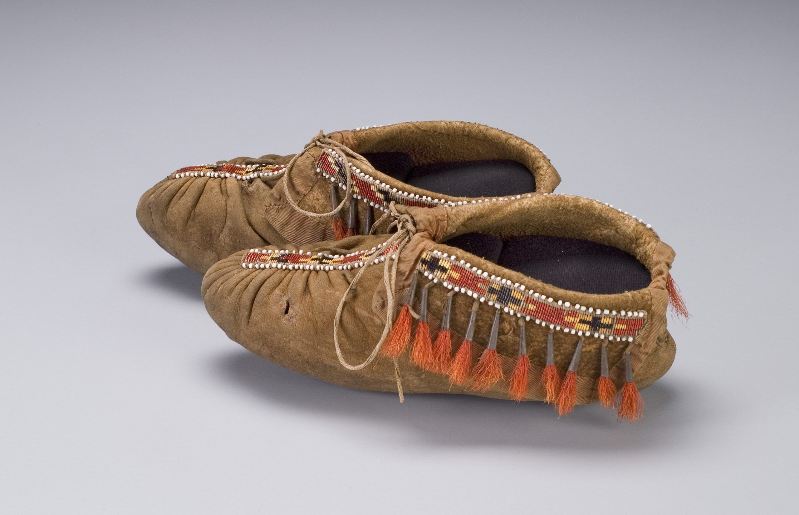 Что за обувь - индейские мокасины? какие они бывают? чем отличаются от современной обуви?