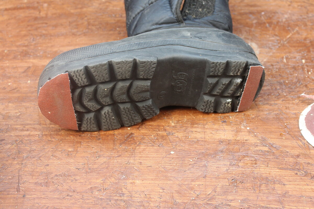 Обувь нескользкая подошва. Нескользящая подошва. Нескользящая подошва для зимней обуви. Ботинки с нескользкой подошвой. Подошва с нескользящей поверхностью.