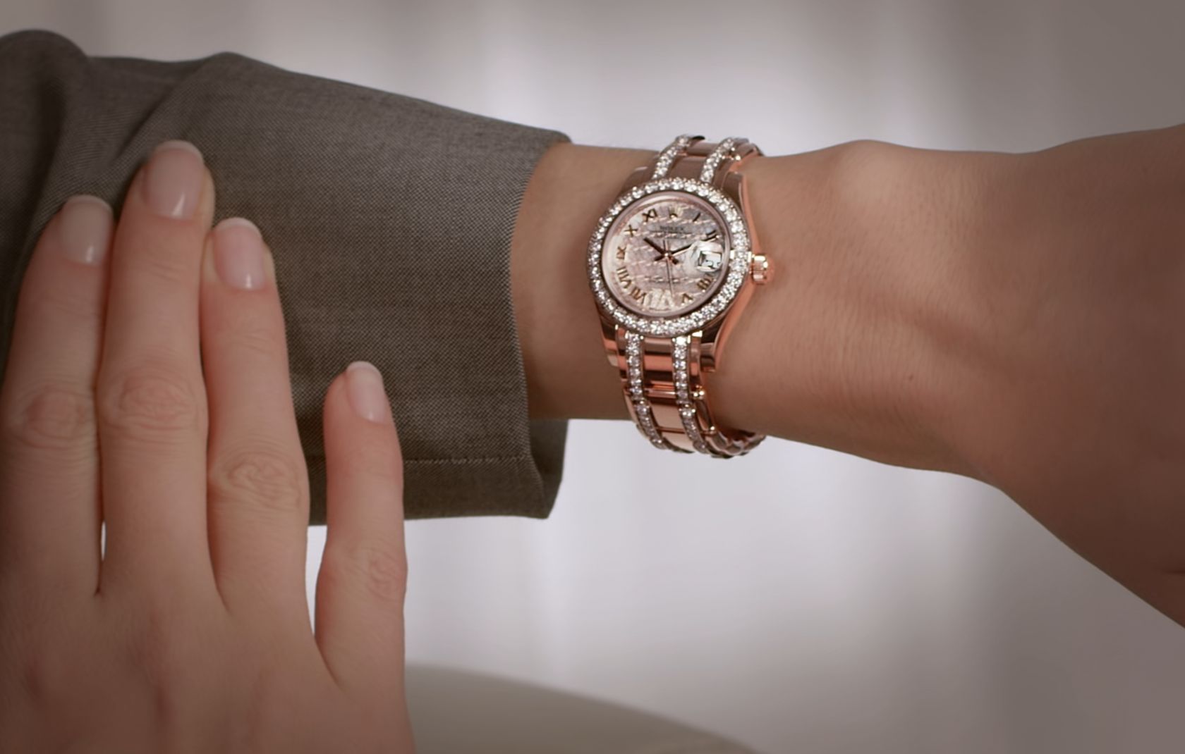 Часы женский размер. Часы ролекс женские 2022. Женские часы Rolex b293. Часы на руку женские. Золотые часы женские на руке.