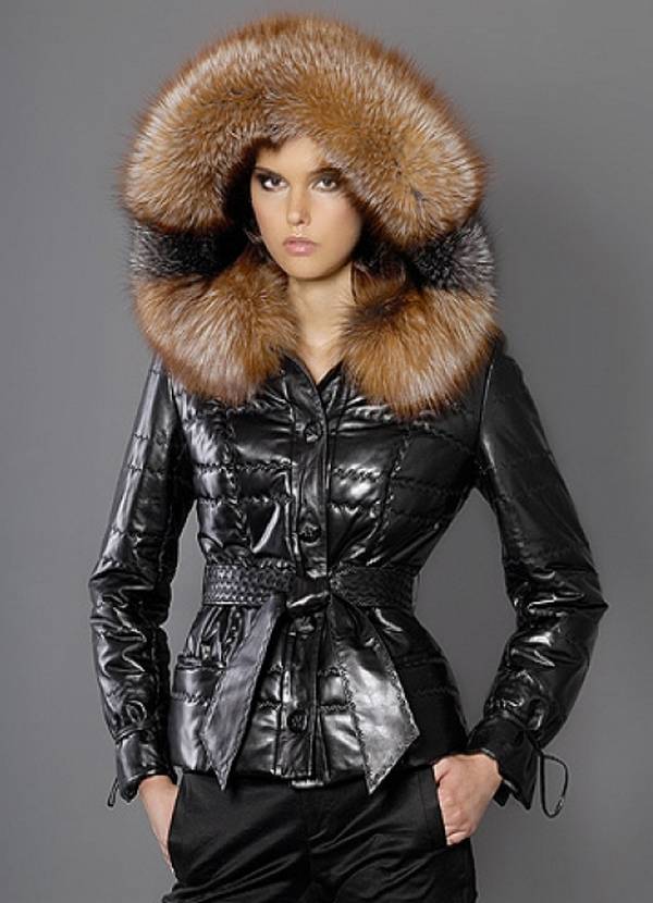 Кожаная куртка с мехом чернобурки или лисы, черная зимняя модель с натуральной белой пушниной, с чем носить утепленную верхнюю одежду