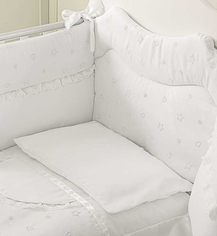 Комплект постельного белья для новорожденного. Кроватка Baby Expert Diamante. Комплект в кроватку "Basic Village" - комплекты в кроватк. Постельное белье для новорожденных. Белые бортики в кроватку.
