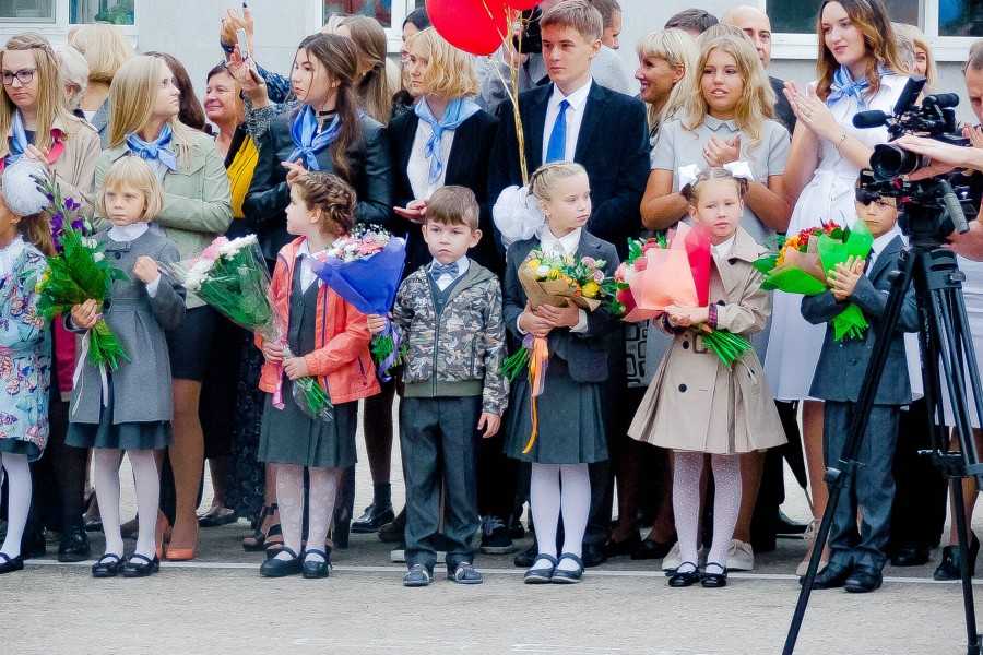 7 стильных образов для мамы и ребенка на первое сентября